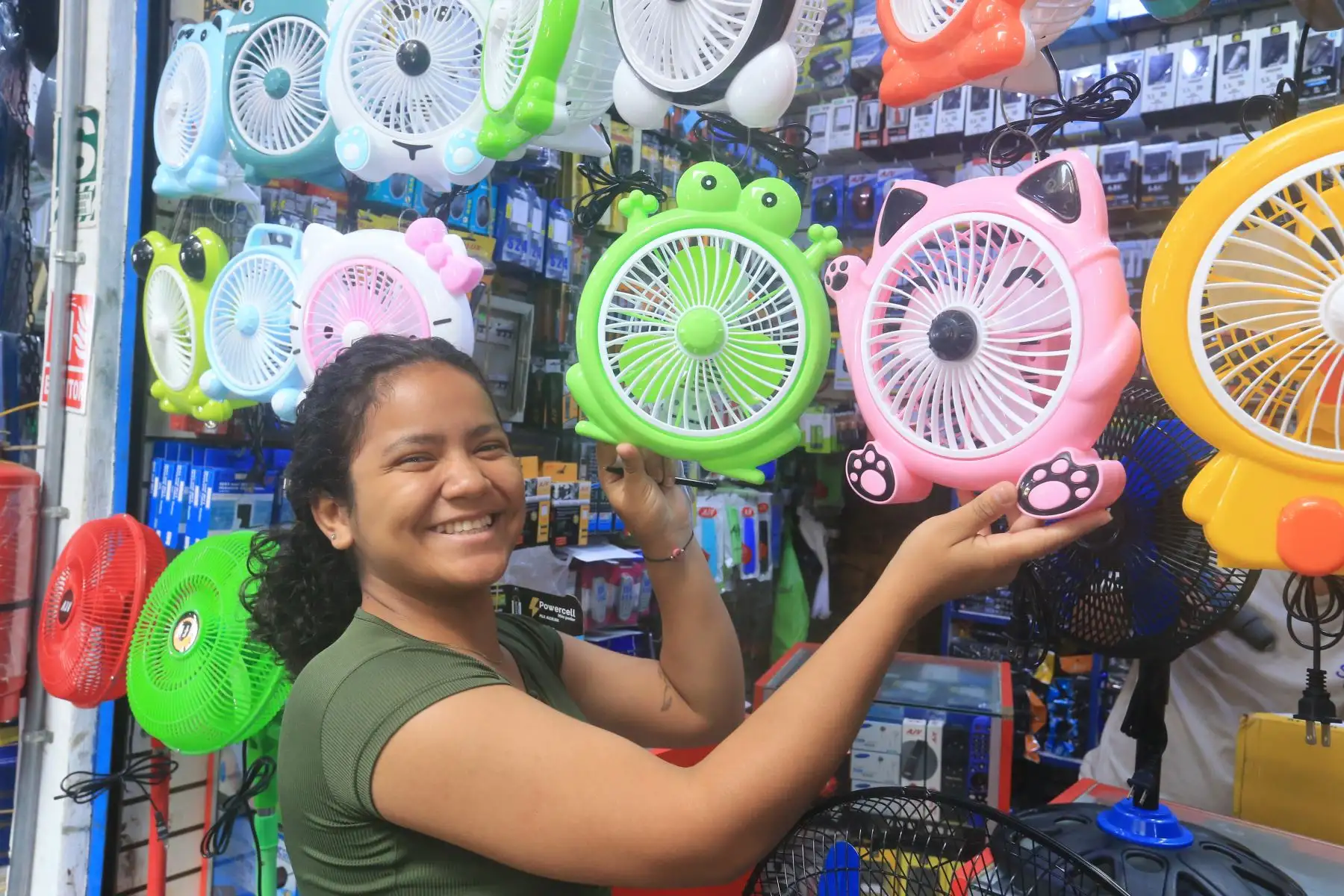 Las altas temperaturas en el país, generan una mayor compra de equipos de ventilación y aire acondicionado en el presente año. En la imagen, tiendas del mercado en Mesa Redonda.
Foto: ANDINA/Héctor Vinces