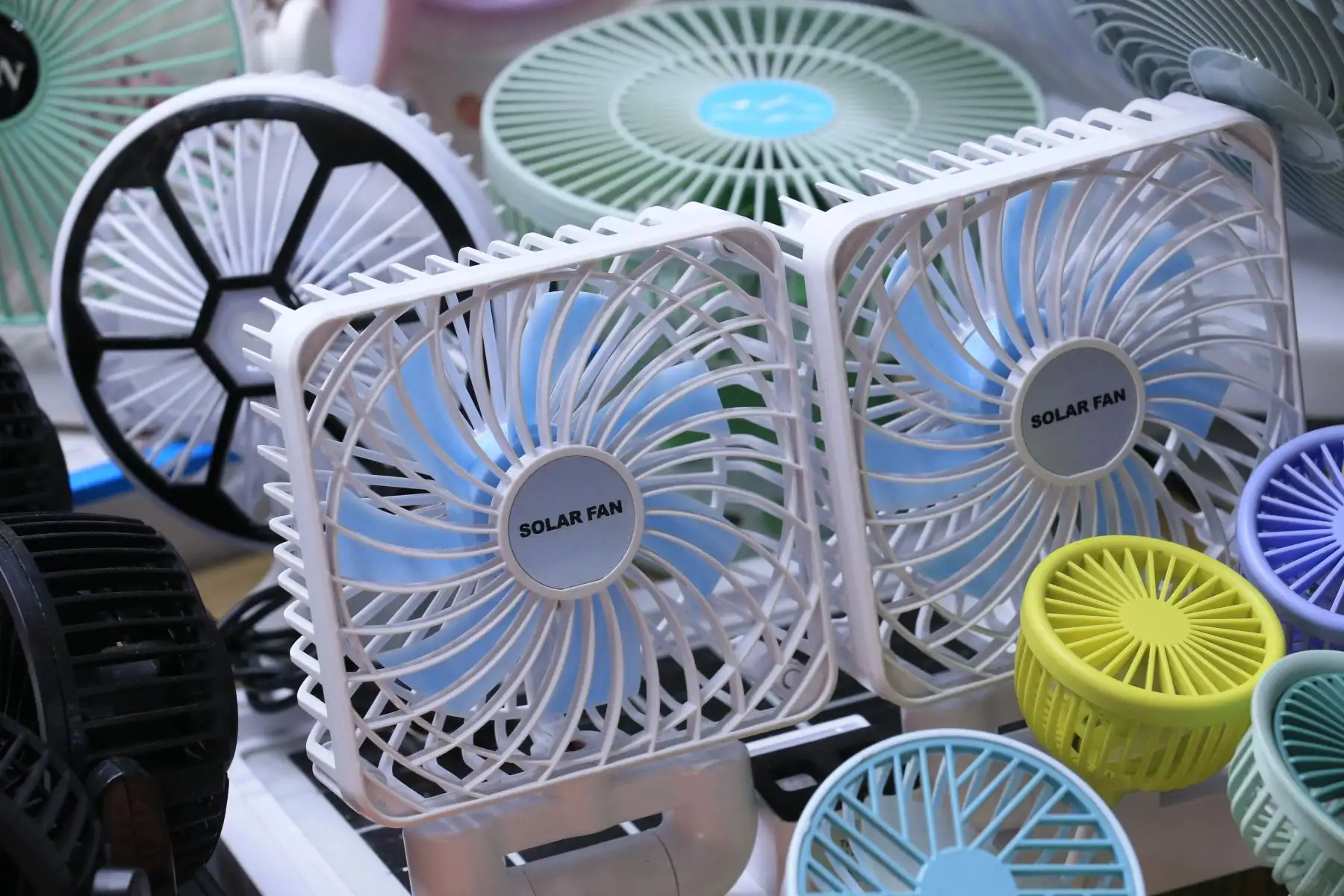 Las altas temperaturas en el país, generan una mayor compra de equipos de ventilación y aire acondicionado en el presente año. En la imagen, tiendas del mercado en Mesa Redonda.
Foto: ANDINA/Héctor Vinces