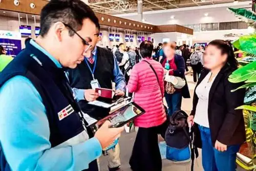 Inspectores de Migraciones evalúan la situación de los turistas que arriban al país en resguardo del orden e integridad del sistema migratorio y de la seguridad nacional. Foto: Difusión