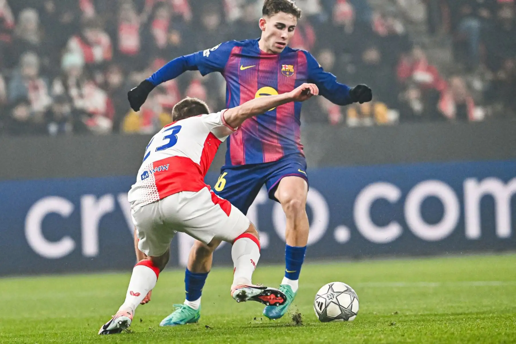 El centrocampista checo  del Slavia de Praga, Michal Sadilek y el centrocampista español  del Barcelona, ​​Fermín López, disputan el balón durante el partido de la UEFA Champions League entre el Slavia de Praga  y el FC Barcelona en Praga, República Checa.
Foto: AFP