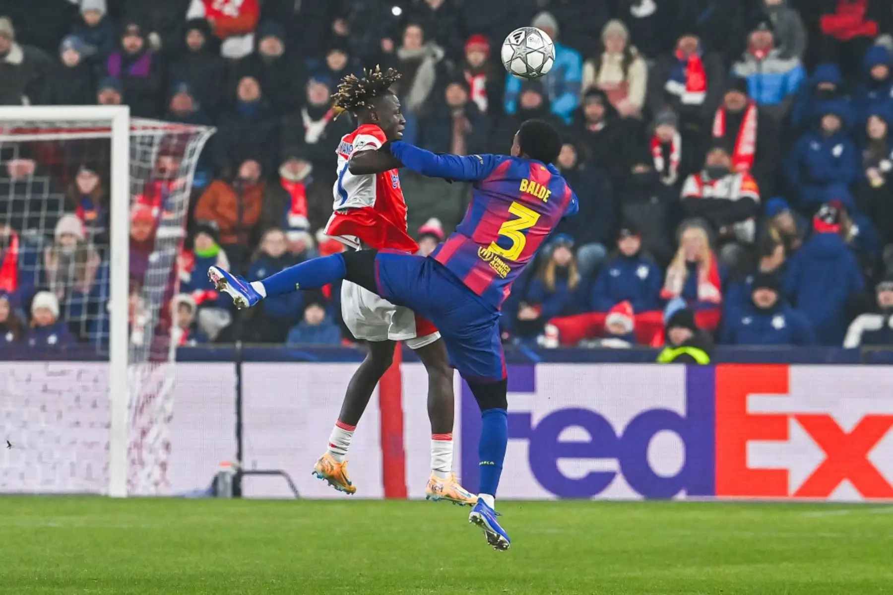 El delantero senegalés del Slavia de Praga, Youssoupha Sanyang  y el defensa español del Barcelona, ​​Alex Balde, disputan el balón durante el partido de la UEFA Champions League entre el Slavia de Praga y el FC Barcelona  en Praga, República Checa.
Foto: AFP