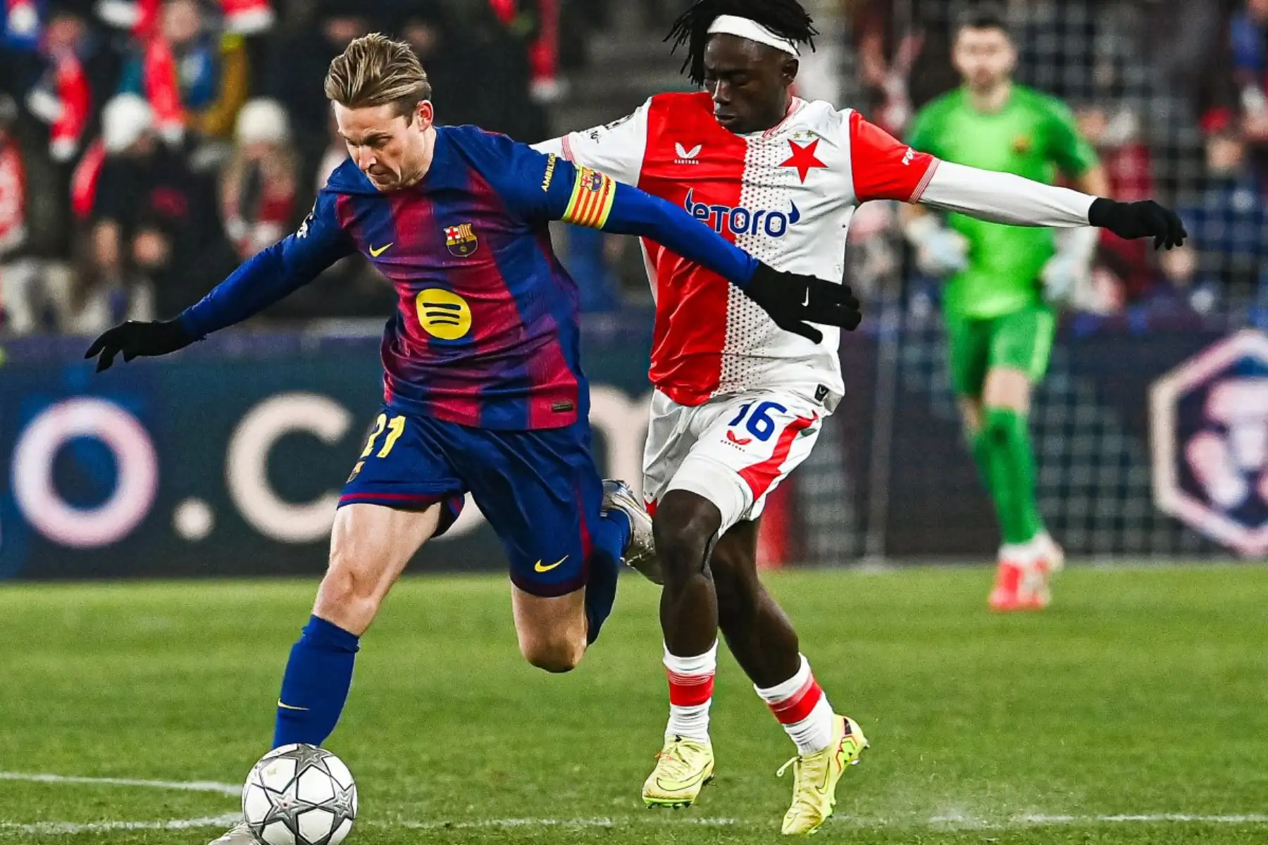 El centrocampista holandés del Barcelona, ​​​​Frenkie De Jong y el centrocampista nigeriano del Slavia de Praga, David Moses, compiten por el balón durante el partido de fútbol de la UEFA Champions League entre el Slavia de Praga y el FC Barcelona en Praga, República Checa.
Foto: AFP