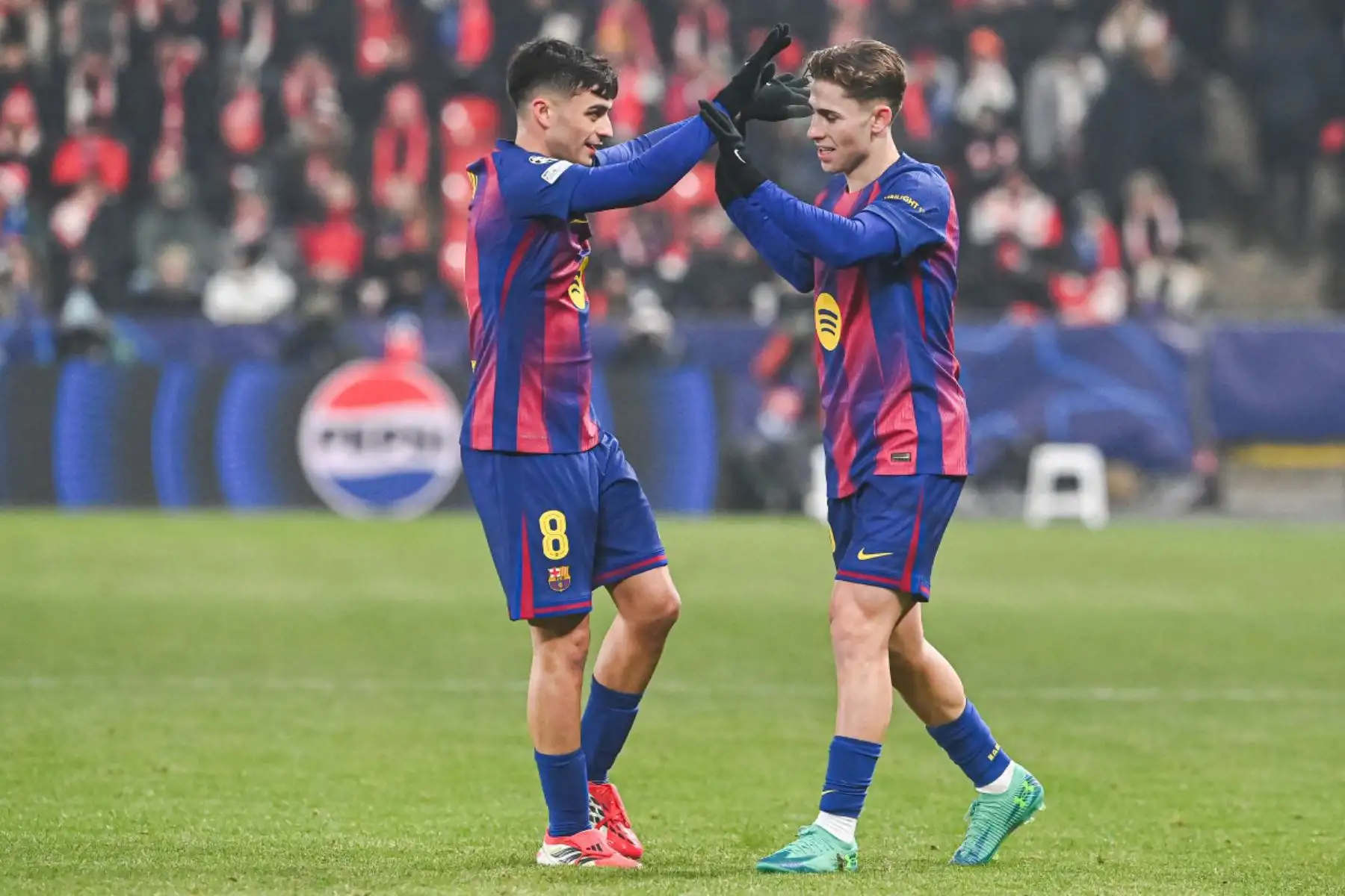 El centrocampista español  del Barcelona, ​​Fermín López , celebra con el centrocampista español  del Barcelona, ​​Pedri, tras anotar un gol durante el partido de la UEFA Champions League entre el Slavia de Praga y el FC Barcelona  en Praga, República Checa.
Foto: AFP