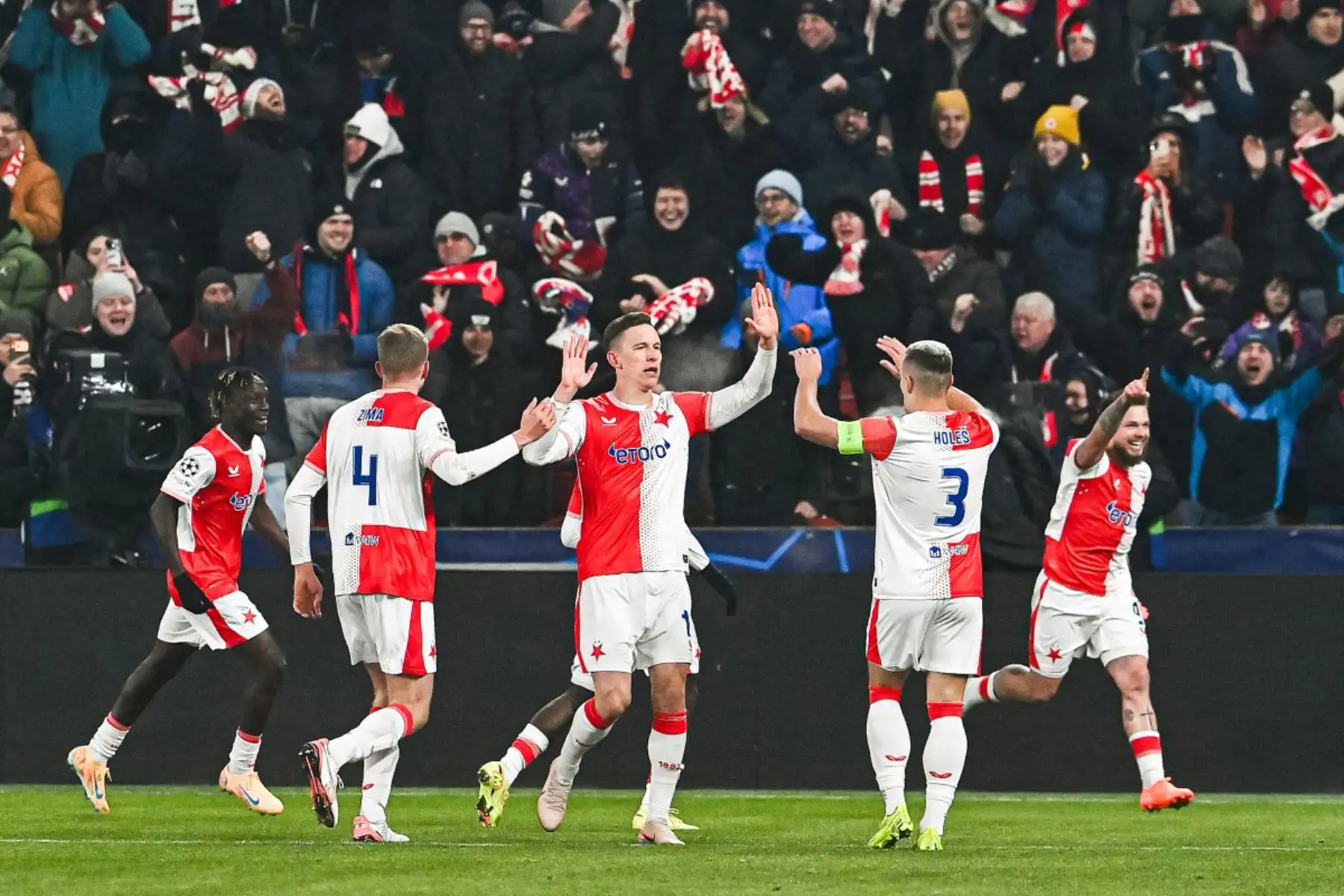 El delantero checo del Slavia de Praga, Vasil Kusej, celebra su 1-0 durante el partido de la UEFA Champions League entre el Slavia de Praga  y el FC Barcelona  en Praga, República Checa.
Foto: AFP
