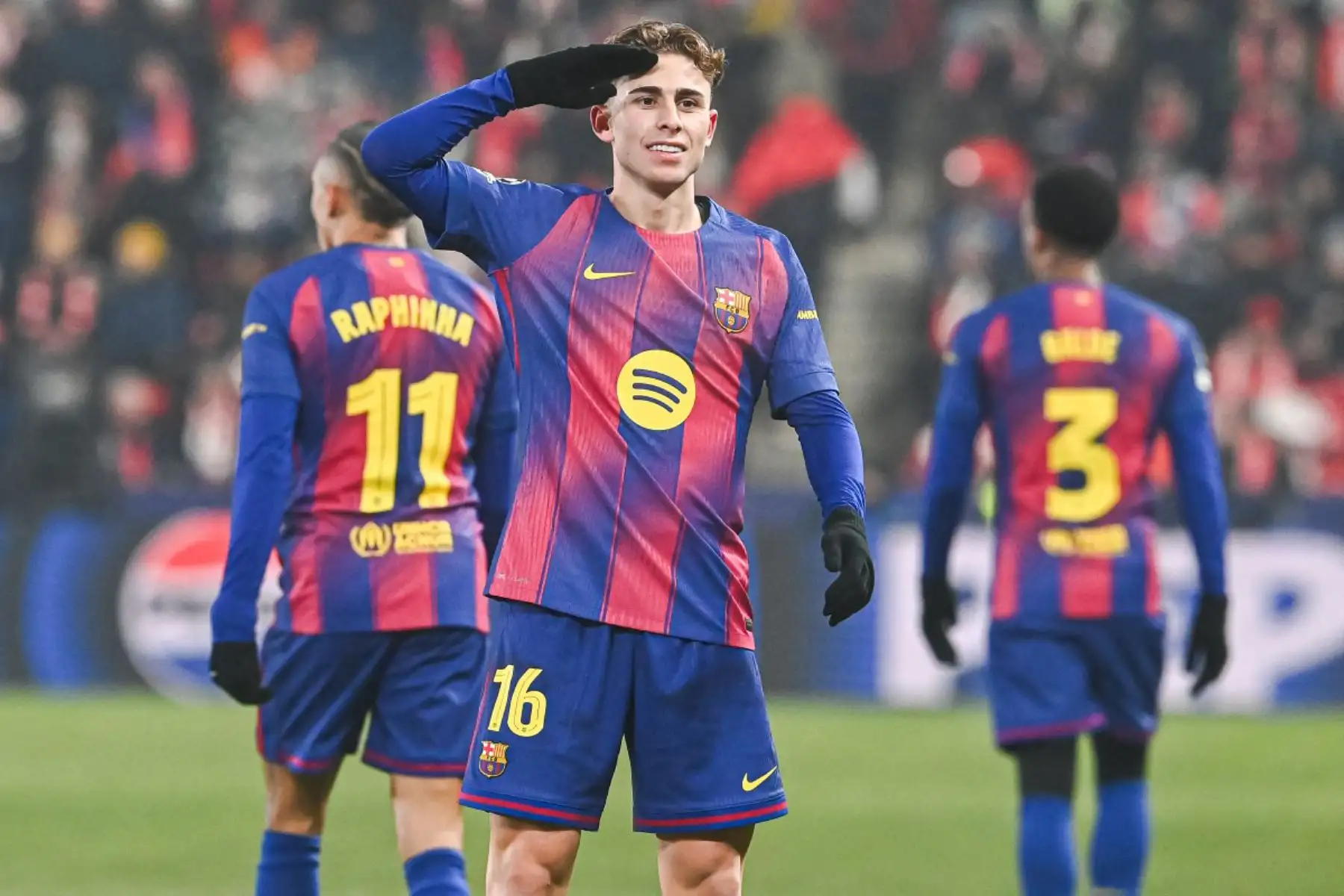 El centrocampista español del Barcelona, ​​Fermín López  y el centrocampista nigeriano del Slavia de Praga, David Moses, disputan el balón durante el partido de la UEFA Champions League entre el Slavia de Praga y el FC Barcelona en Praga, República Checa.
Foto: AFP