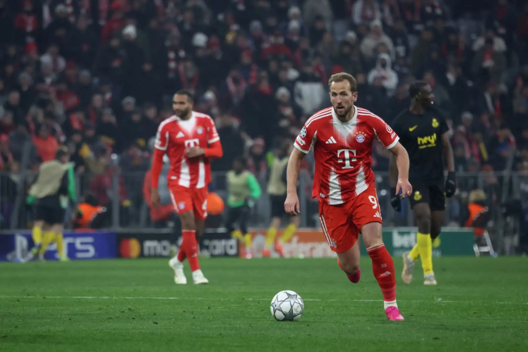 El delantero inglés del Bayern Múnich, Harry Kane, controla el balón durante el partido de la UEFA Champions League entre el FC Bayern Múnich y el Royale Union St-Gilloise en Múnich, sur de Alemania.
Foto: AFP