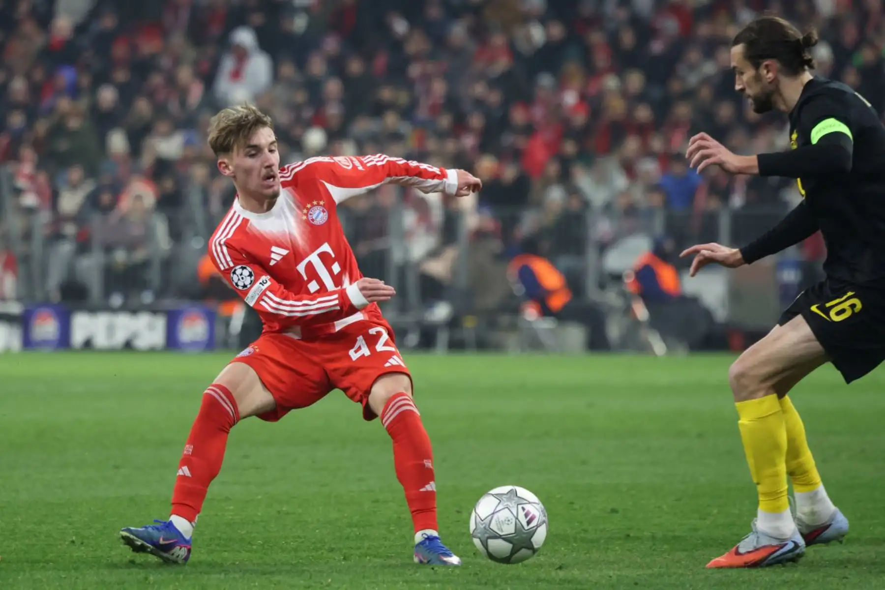 El centrocampista alemán del Bayern Múnich, Lennart Karl  y el defensa inglés  del Union St-Gilloise, Christian Burgess, disputan el balón durante el partido de la UEFA Champions League entre el FC Bayern Múnich (y el Royale Union St-Gilloise en Múnich, sur de Alemania.
Foto: AFP