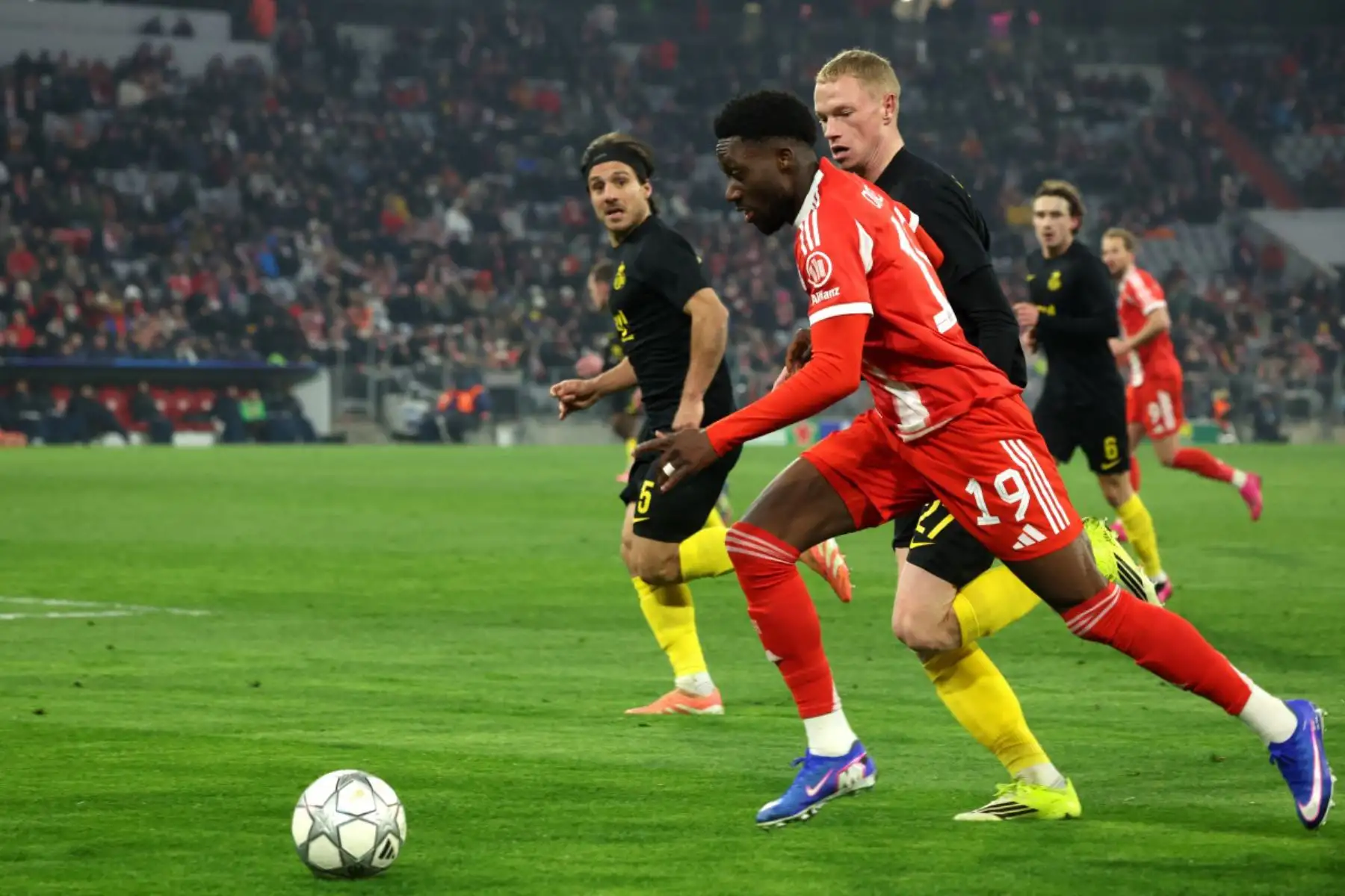 El defensa belga del Union St-Gilloise, Louis Patris  y el defensa belga del Union St-Gilloise, G Francois , disputan el balón durante el partido de la UEFA Champions League entre el FC Bayern de Múnich y el Royale Union St-Gilloise en Múnich, sur de Alemania.
Foto: AFP