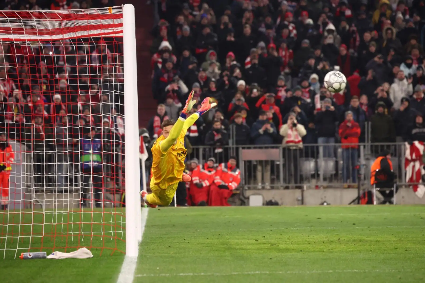 El portero holandés  del Union St-Gilloise, Kjell Scherpen, salta para atrapar un balón lanzado de penalti por el delantero inglés  del Bayern Múnich, Harry Kane , durante el partido de la UEFA Champions League entre el FC Bayern Múnich y el Royale Union St-Gilloise  en Múnich.
Foto: AFP