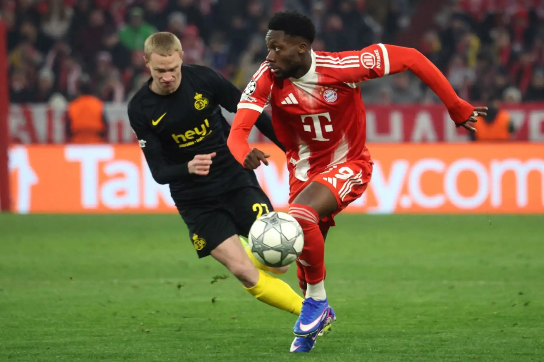 El defensa belga del Union St-Gilloise, Louis Patris y el defensa canadiense del Bayern Múnich, Alphonso Davies, disputan el balón durante el partido de la UEFA Champions League entre el FC Bayern Múnich y el Royale Union St-Gilloise  en Múnich, sur de Alemania.
Foto: AFP