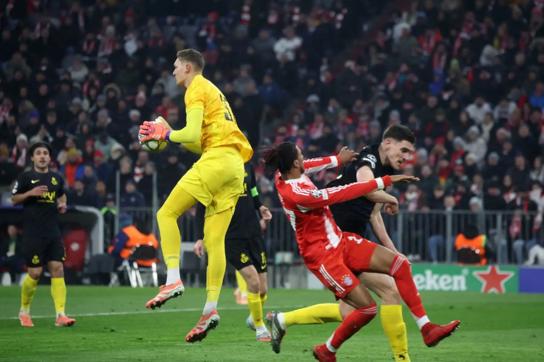 El portero holandés  del Union St-Gilloise, Kjell Scherpen, salta para atrapar el balón durante el partido de la UEFA Champions League entre el FC Bayern Munich y el Union St-Gilloise  en Múnich, sur de Alemania.
Foto: AFP