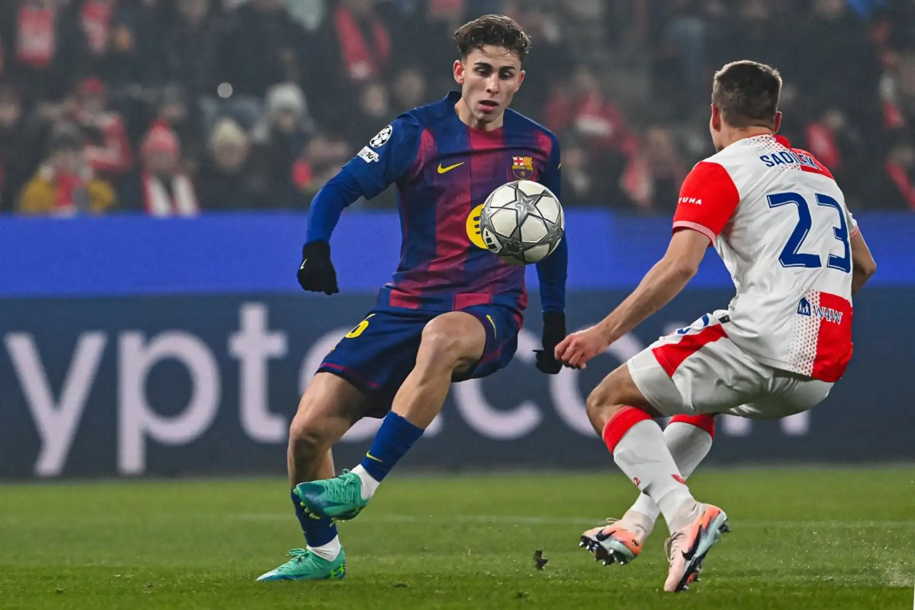 El centrocampista español del Barcelona, ​​Fermín López , y el centrocampista checo del Slavia de Praga, Michal Sadilek, disputan el balón durante el partido de la UEFA Champions League entre el Slavia de Praga y el FC Barcelona  en Praga, República Checa.
Foto: AFP