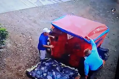 Imagen de mototaxista trasladando un colchón con un cuerpo adentro. Foto: ANDINA/CapturaTV.