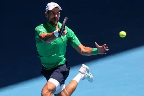 Novak Djokovic sigue en carrera en el Abierto de Australia