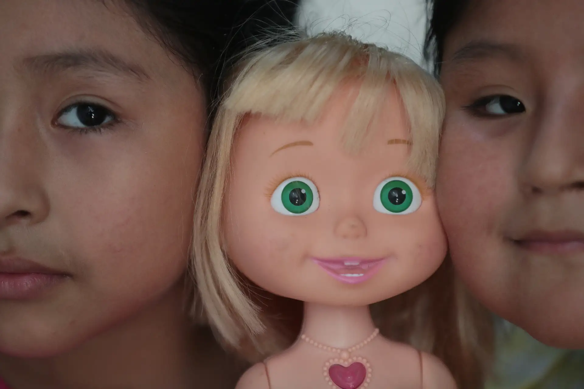 Niños juegan y se divierten con juguetes restaurados en la clínica de Wilfredo Velásquez, donde muñecos, carros y figuras recuperan movimiento y sonido tras pasar por un minucioso proceso de reparación.

Foto: ANDINA/Verónica Calderón Zúñiga