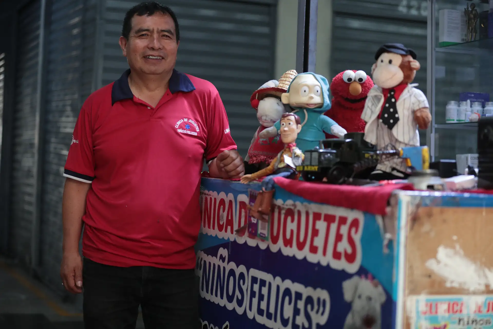 Wilfredo Velásquez, de 56 años, lleva más de tres décadas devolviendo la vida a juguetes dañados por el tiempo y el uso. Natural de Huanchac, en Huaraz (Áncash), creció sin juguetes propios debido a las limitaciones económicas de su familia, una experiencia que marcó su vocación. Foto: ANDINA/ Verónica Calderón Zuñiga