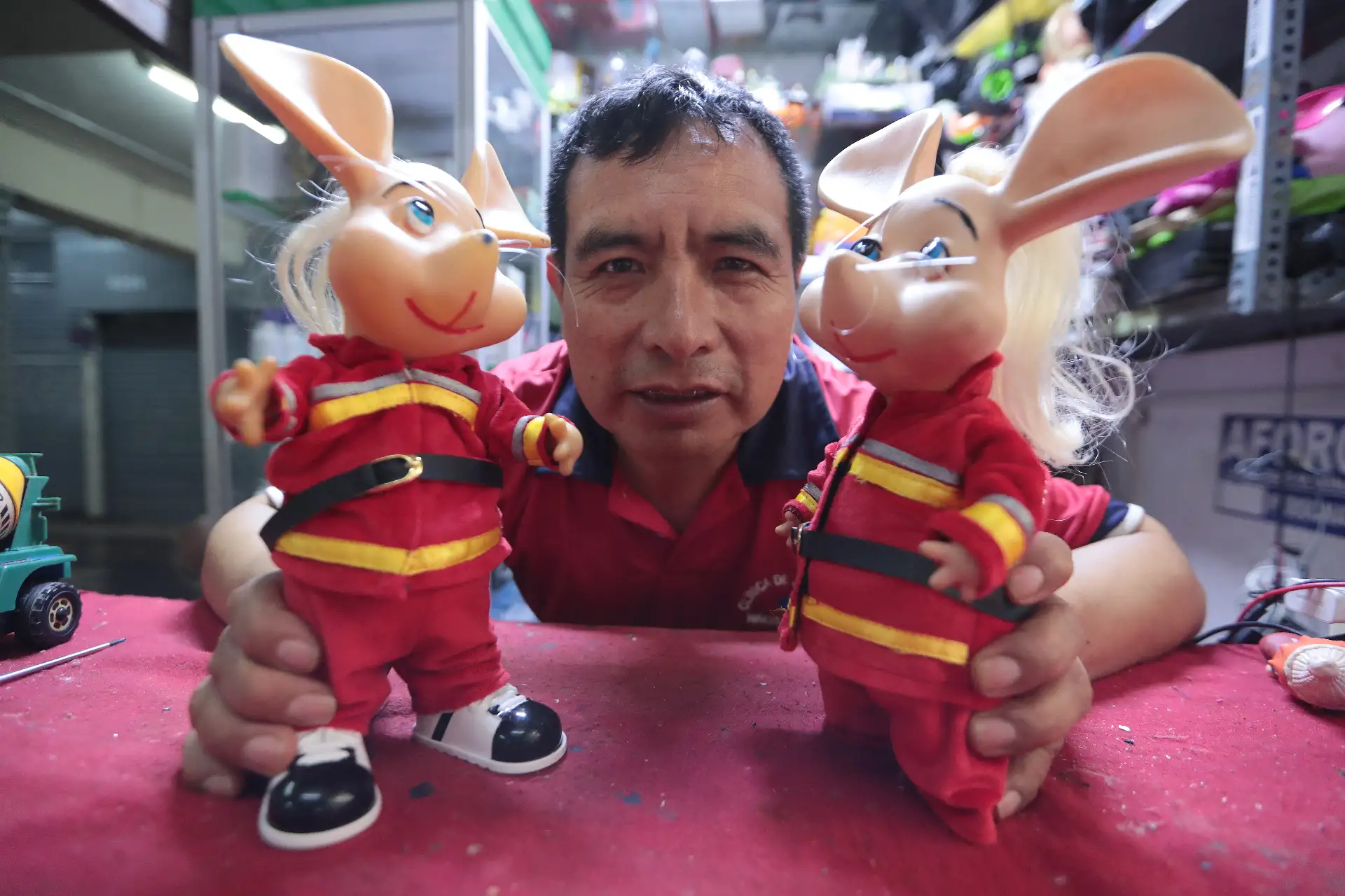 La clínica de juguetes del Mercado Central: Wilfredo les devuelve la vida desde hace 40 años