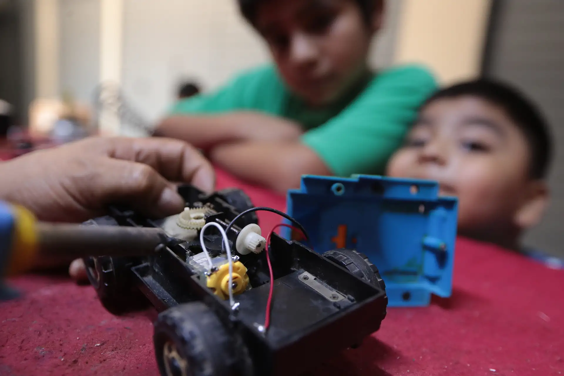 Una de las fallas más frecuentes en juguetes importados es el cambio de voltaje, ya que muchos funcionan a 110 y deben adaptarse a 220 voltios en el Perú.
FOTO: ANDINA/Verónica Calderón Zúñiga.