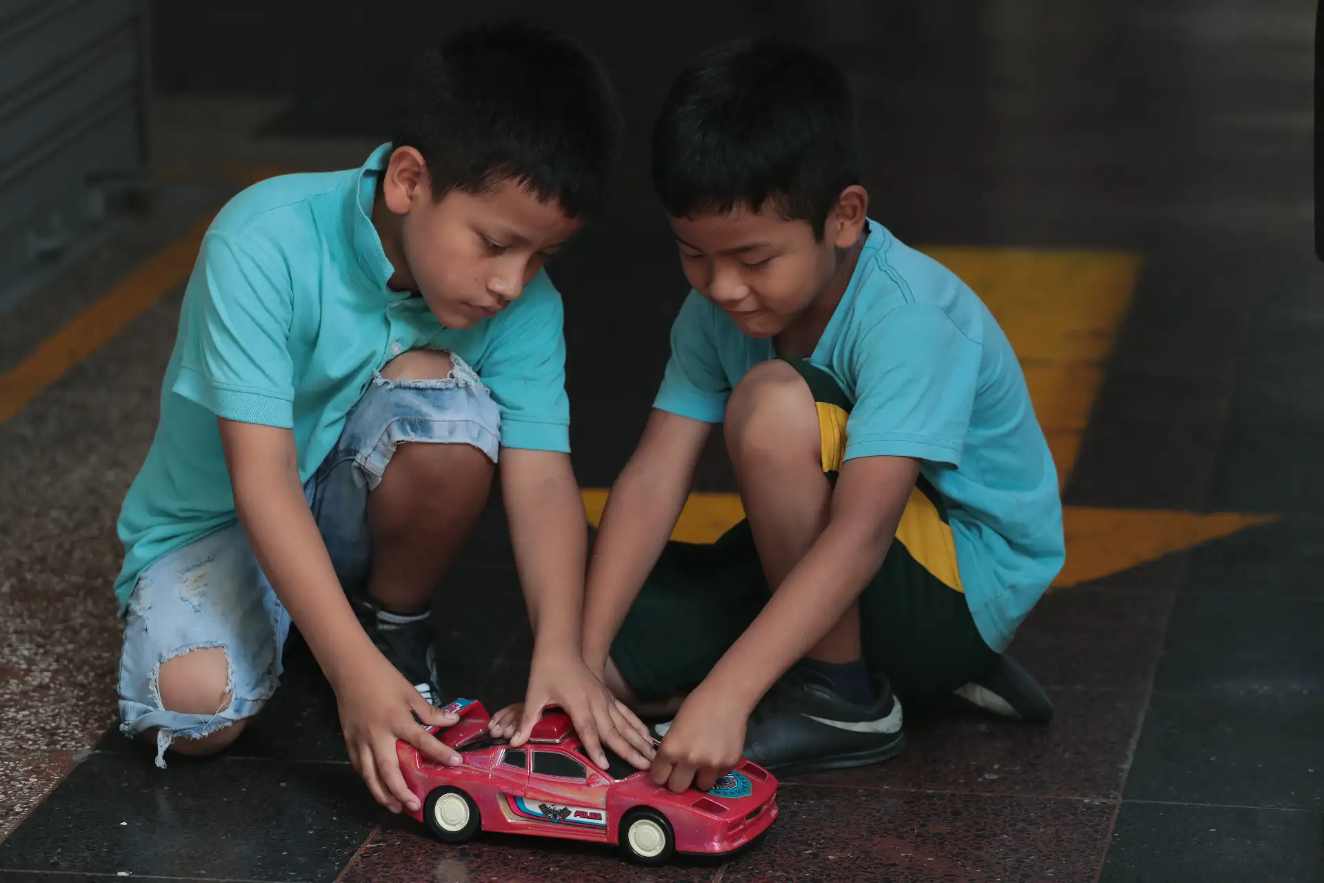 Niños juegan y se divierten con juguetes restaurados en la clínica de Wilfredo Velásquez, donde muñecos, carros y figuras recuperan movimiento y sonido tras pasar por un minucioso proceso de reparación.

Foto: ANDINA/Verónica Calderón Zúñiga