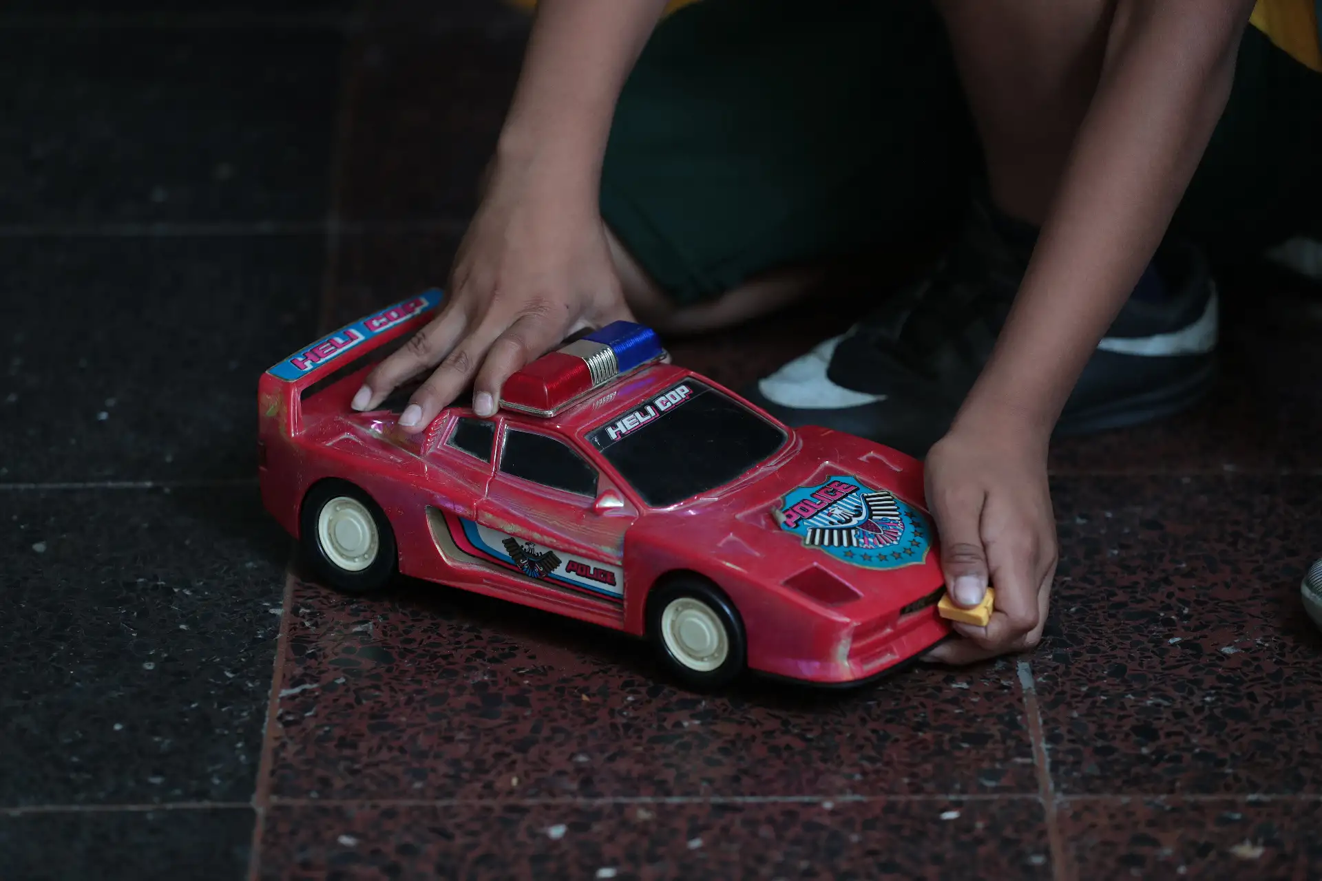 Niños juegan y se divierten con juguetes restaurados en la clínica de Wilfredo Velásquez, donde muñecos, carros y figuras recuperan movimiento y sonido tras pasar por un minucioso proceso de reparación.

Foto: ANDINA/Verónica Calderón Zúñiga