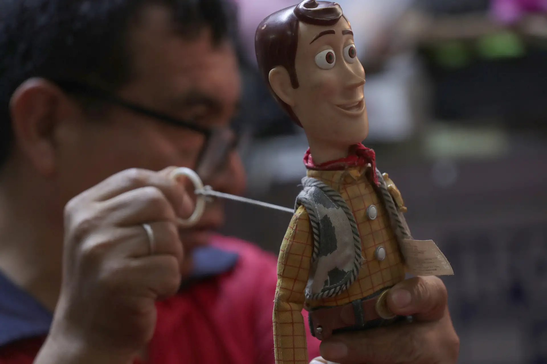 Es el caso del Sheriff Woody, el vaquero de la saga Toy Story de Disney-Pixar, un muñeco que había dejado de hablar por una falla electrónica. Tras revisar contactos y cables, la voz volvió en cuestión de minutos. Foto: ANDINA/ Verónica Calderón Zuñiga