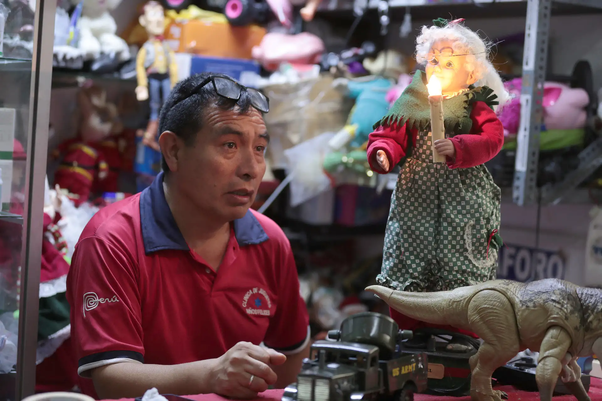 Wilfredo Velásquez, de 56 años, lleva más de tres décadas devolviendo la vida a juguetes dañados por el tiempo y el uso. Natural de Huanchac, en Huaraz (Áncash), creció sin juguetes propios debido a las limitaciones económicas de su familia, una experiencia que marcó su vocación. Foto: ANDINA/ Verónica Calderón Zuñiga