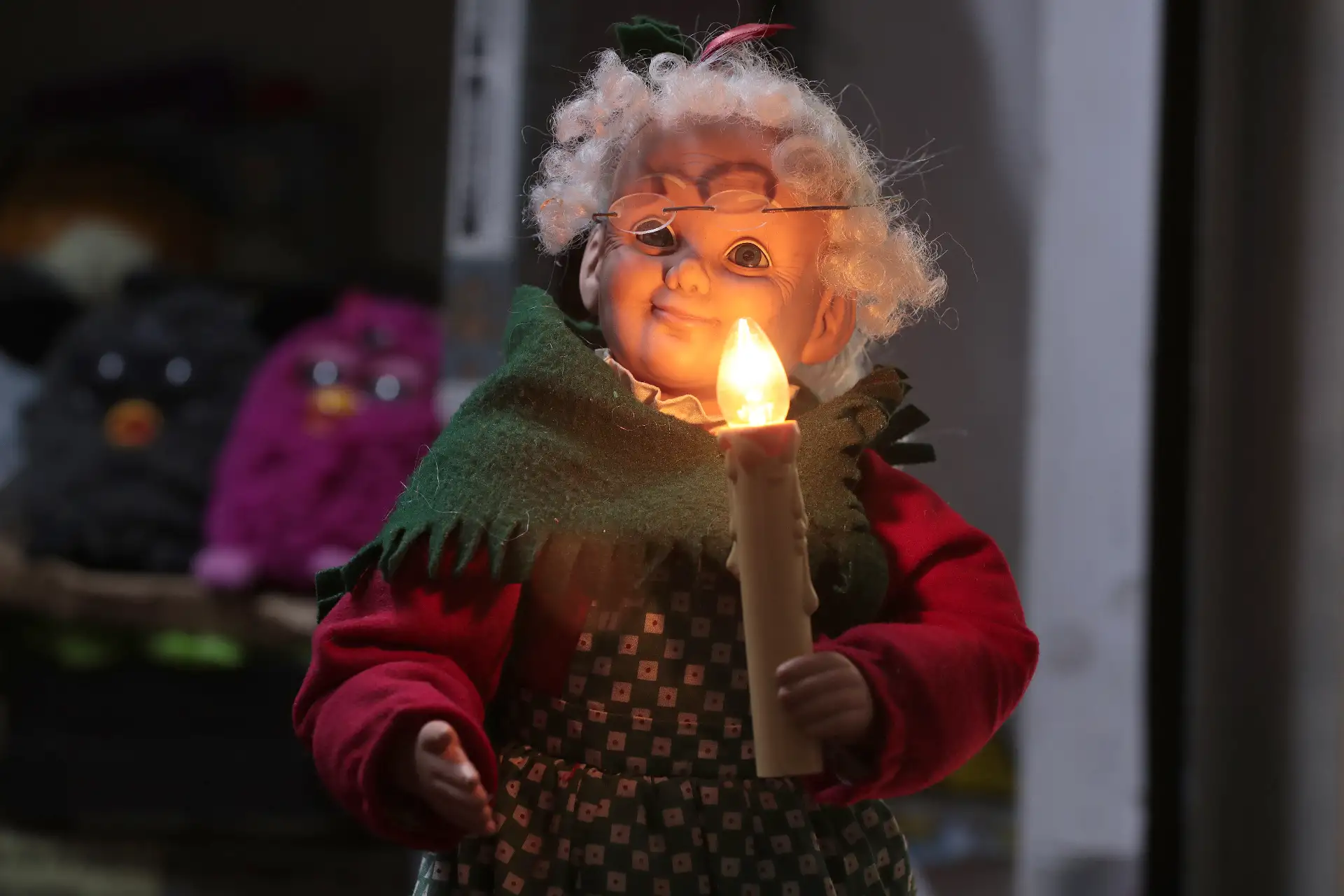 Algunos arreglos son simples; otros requieren intervenciones mayores, como la adaptación de juguetes importados al voltaje peruano. “Todo se hace con amor, todo se resuelve”, repite mientras devuelve movimiento, sonido e ilusión a cada pieza. Foto: ANDINA/ Verónica Calderón Zuñiga