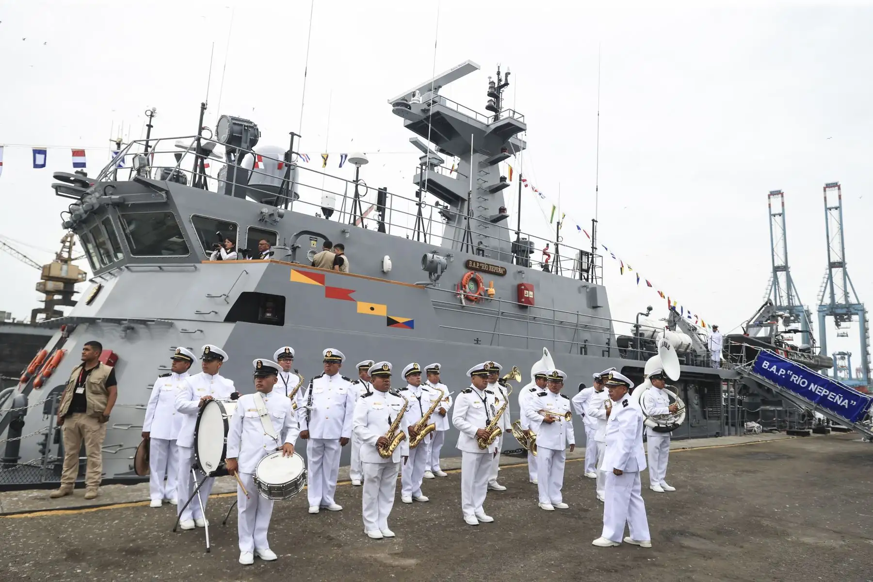 Ceremonia de afirmado del Pabellón Nacional a bordo del B.A.P. Río Huarmey y Río Nepeña que se incorporan al servicio de la institución. En la ceremonia participó el presidente de la República, José Jerí. Foto: ANDINA/Jhonel Rodríguez Robles