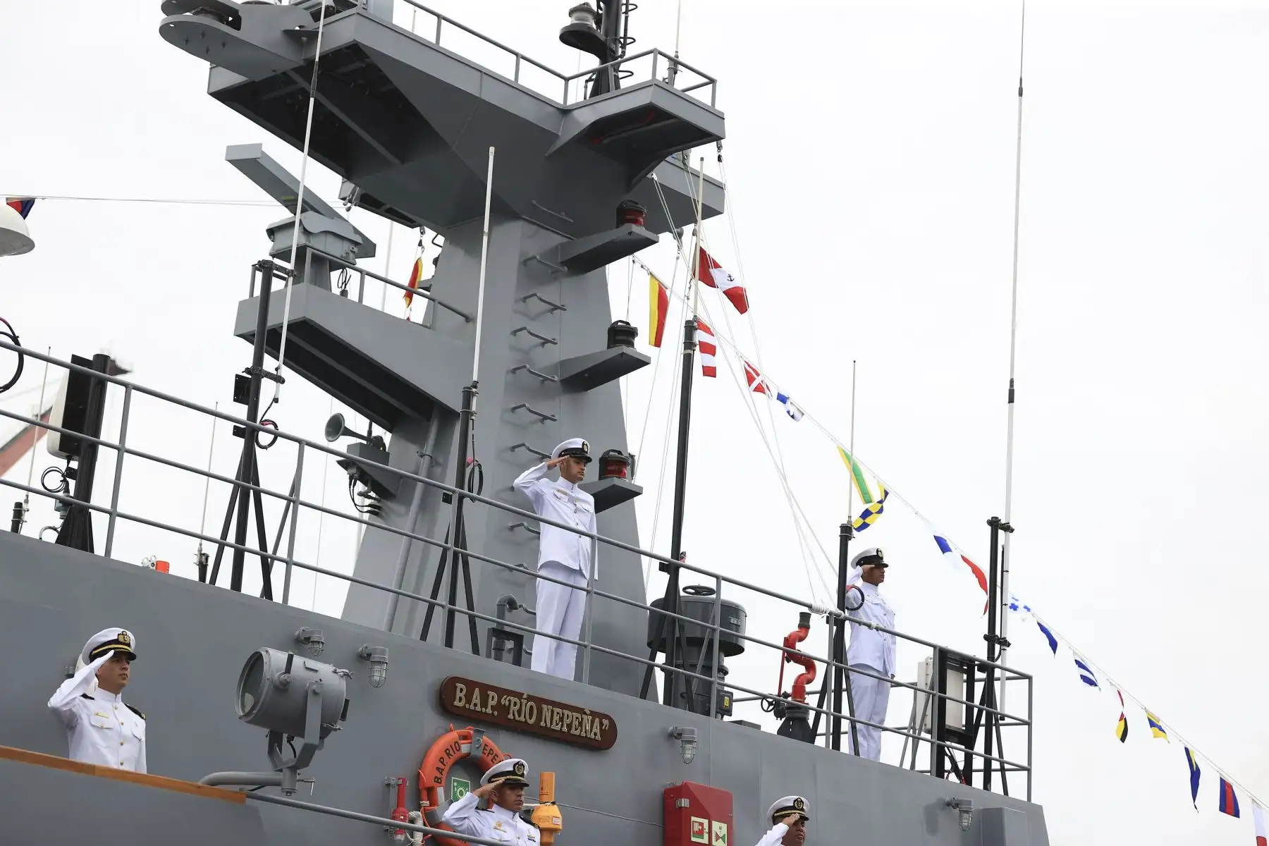 Ceremonia de afirmado del Pabellón Nacional a bordo del B.A.P. Río Huarmey y Río Nepeña que se incorporan al servicio de la institución. En la ceremonia participó el presidente de la República, José Jerí. Foto: ANDINA/Jhonel Rodríguez Robles