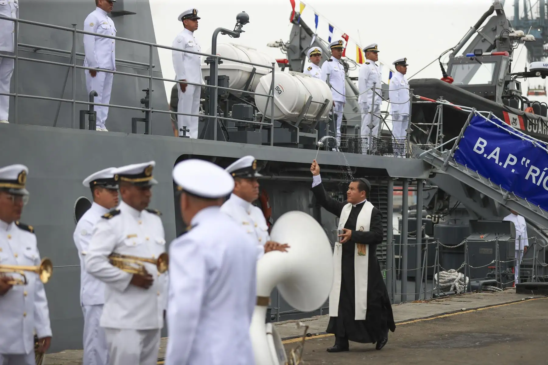 Ceremonia de afirmado del Pabellón Nacional a bordo del B.A.P. Río Huarmey y Río Nepeña que se incorporan al servicio de la institución. En la ceremonia participó el presidente de la República, José Jerí. Foto: ANDINA/Jhonel Rodríguez Robles