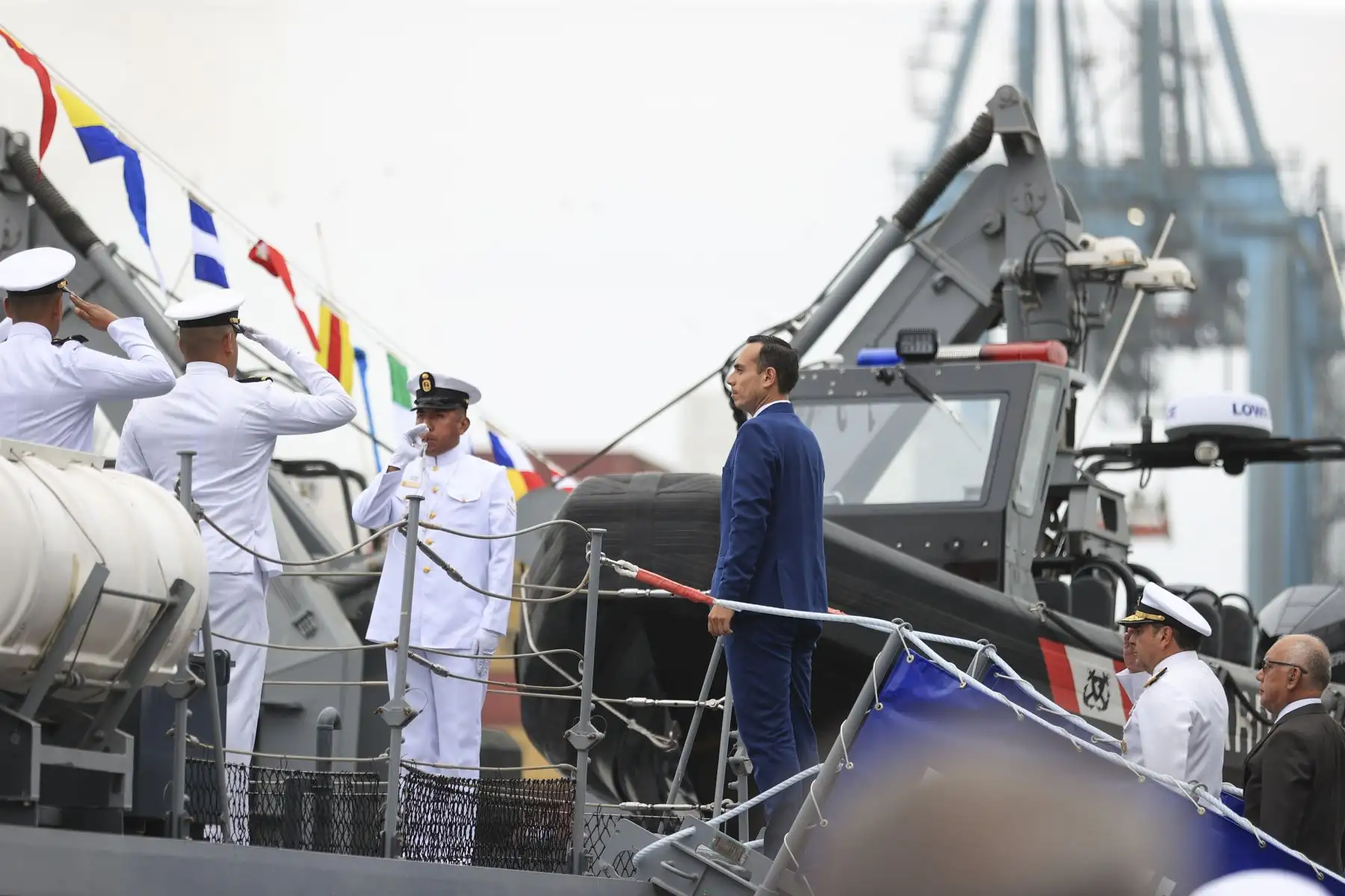 Ceremonia de afirmado del Pabellón Nacional a bordo del B.A.P. Río Huarmey y Río Nepeña que se incorporan al servicio de la institución. En la ceremonia participó el presidente de la República, José Jerí. Foto: ANDINA/Jhonel Rodríguez Robles