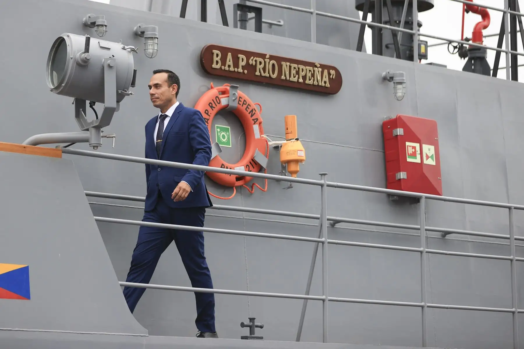 Ceremonia de afirmado del Pabellón Nacional a bordo del B.A.P. Río Huarmey y Río Nepeña que se incorporan al servicio de la institución. En la ceremonia participó el presidente de la República, José Jerí. Foto: ANDINA/Jhonel Rodríguez Robles