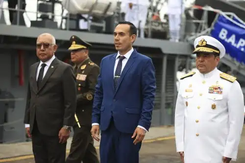 Presidente José Jerí participa en afirmado del pabellón nacional en buques de la Marina