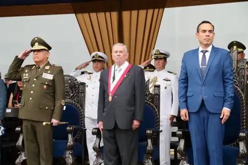 Presidente encargado del Congreso, Fernando Rospigliosi, participó en afirmado del Pabellón Nacional en dos patrulleras marítimas .