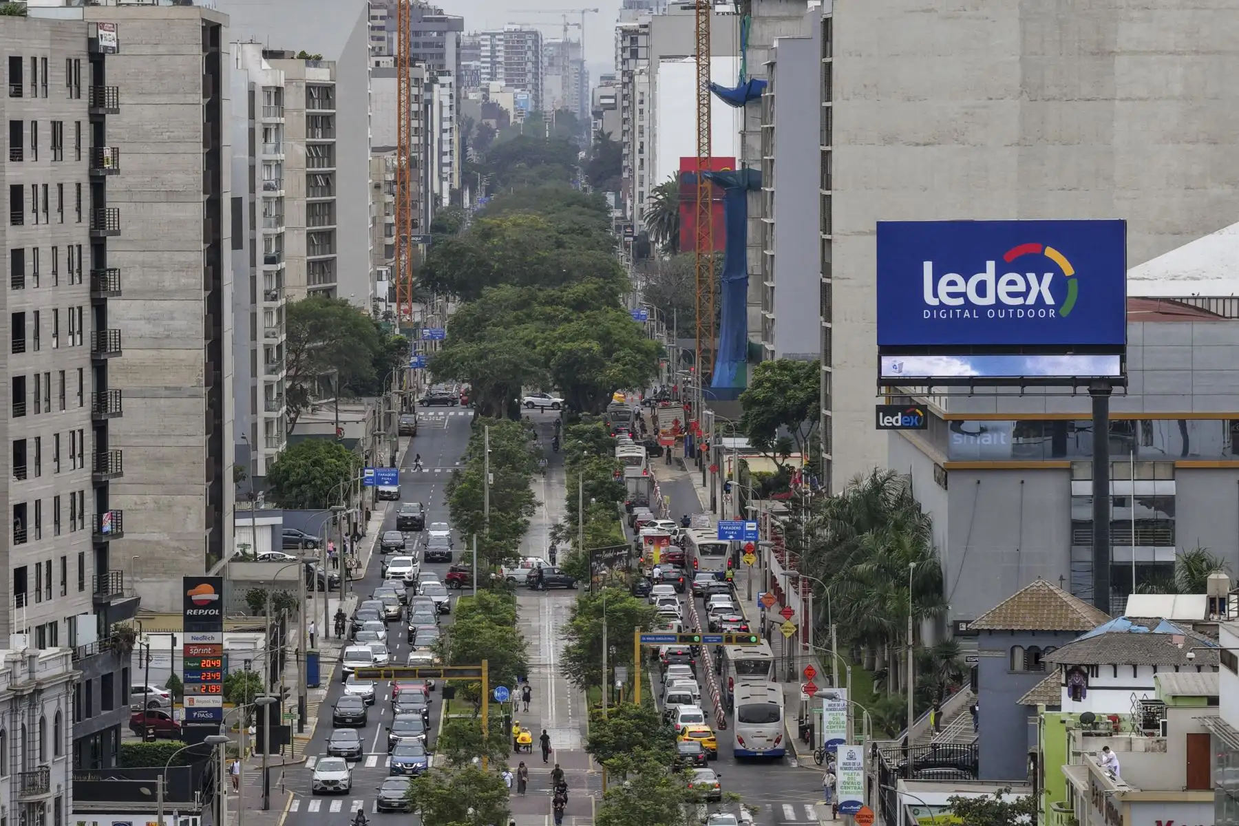 La Autoridad de Transporte Urbano (ATU) anunció que entre mayo y junio se iniciará la implementación de una vía exclusiva para el Corredor Azul en la avenida Arequipa, con el objetivo de priorizar el transporte público. Foto: ANDINA/Ricardo Cuba