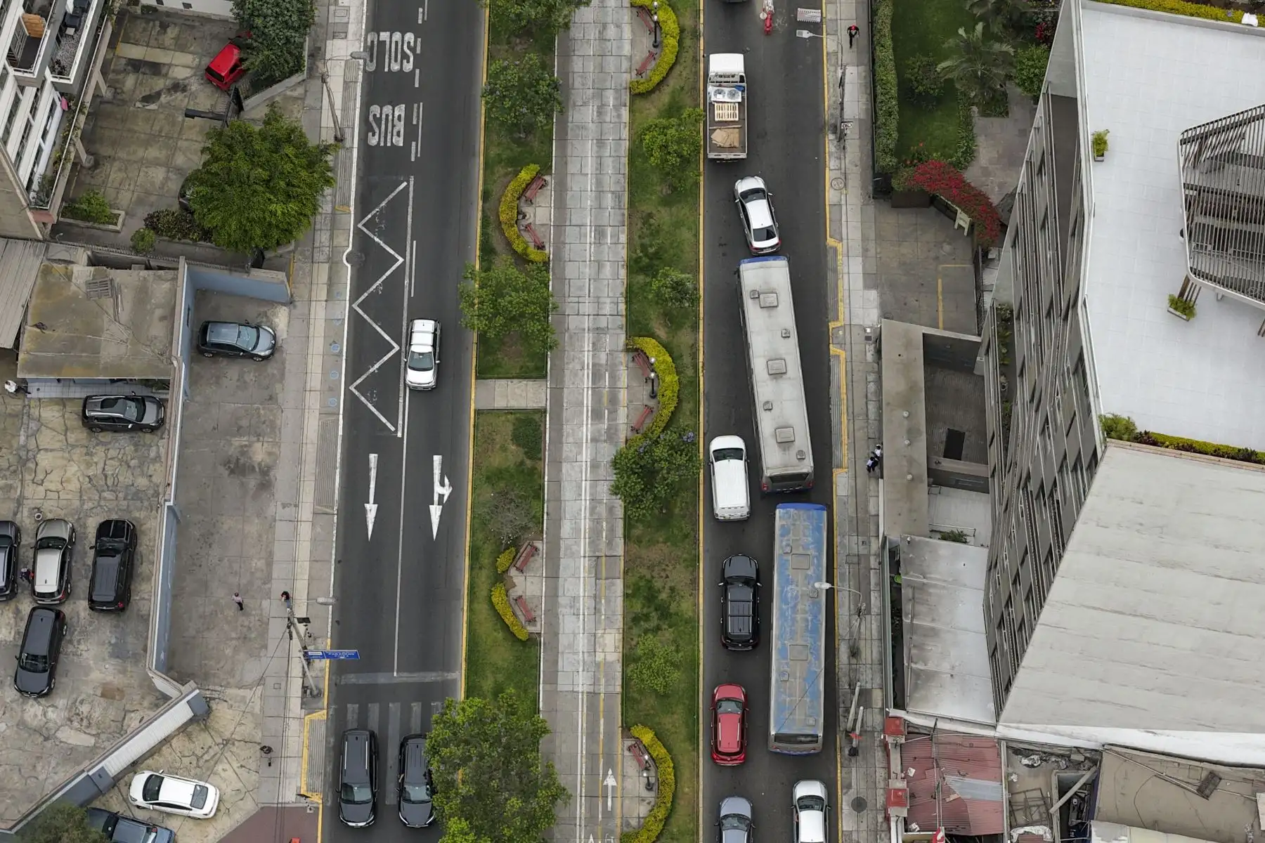 La Autoridad de Transporte Urbano (ATU) anunció que entre mayo y junio se iniciará la implementación de una vía exclusiva para el Corredor Azul en la avenida Arequipa, con el objetivo de priorizar el transporte público. Foto: ANDINA/Ricardo Cuba