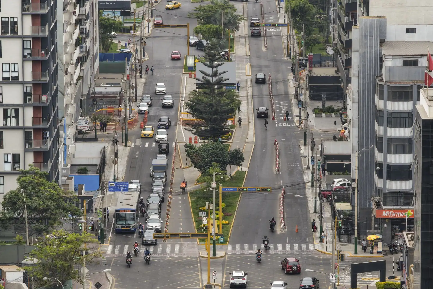 La Autoridad de Transporte Urbano (ATU) anunció que entre mayo y junio se iniciará la implementación de una vía exclusiva para el Corredor Azul en la avenida Arequipa, con el objetivo de priorizar el transporte público. Foto: ANDINA/Ricardo Cuba