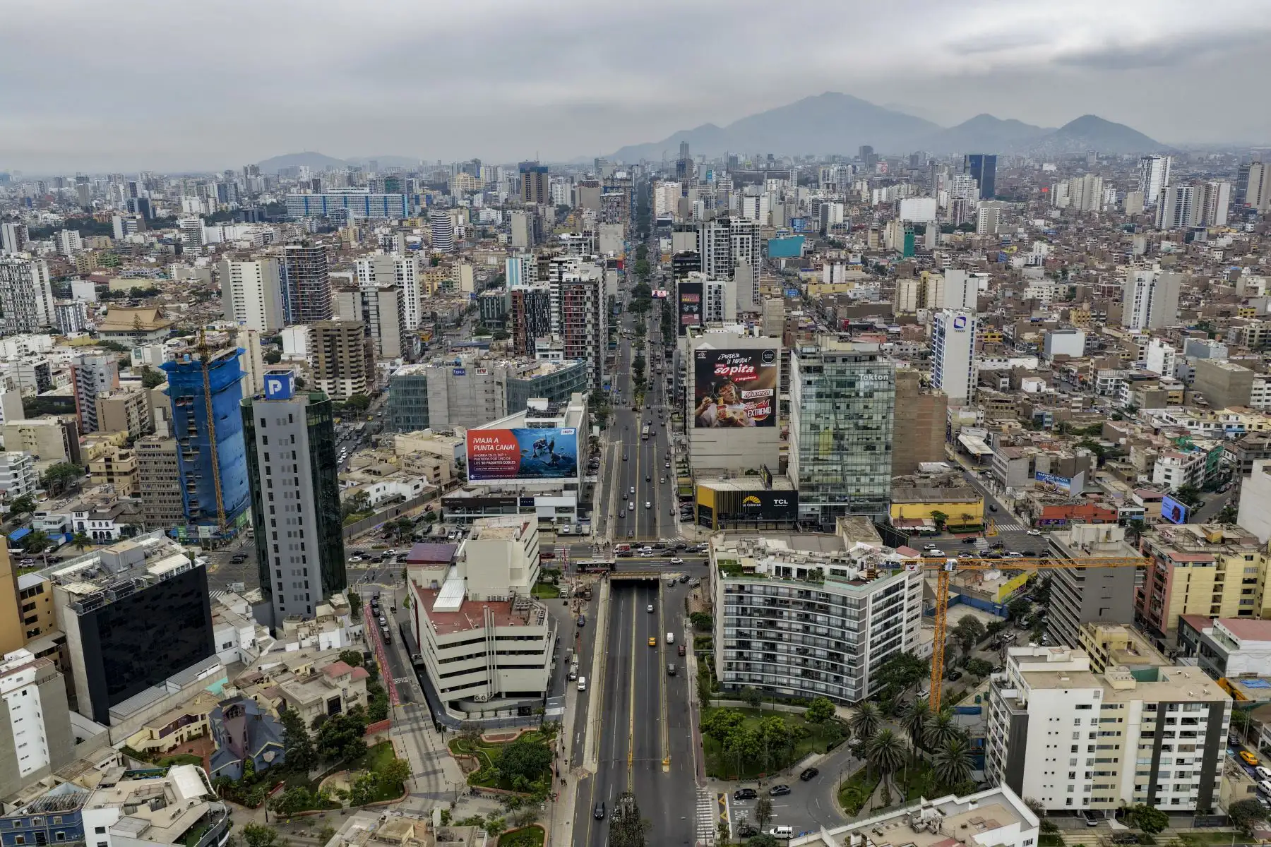 La Autoridad de Transporte Urbano (ATU) anunció que entre mayo y junio se iniciará la implementación de una vía exclusiva para el Corredor Azul en la avenida Arequipa, con el objetivo de priorizar el transporte público. Foto: ANDINA/Ricardo Cuba