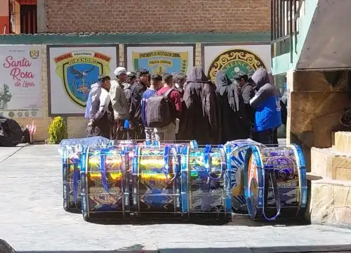 Un total de 62 miembros de la banda de músicos boliviana Sensacional Arkángeles fueron intervenidos este mediodía por la comisaría policial de Inchu, provincia de Puno, por ingresar al Perú sin cumplir con el requisito de control migratorio en el puesto de Desaguadero. ANDINA/Difusión