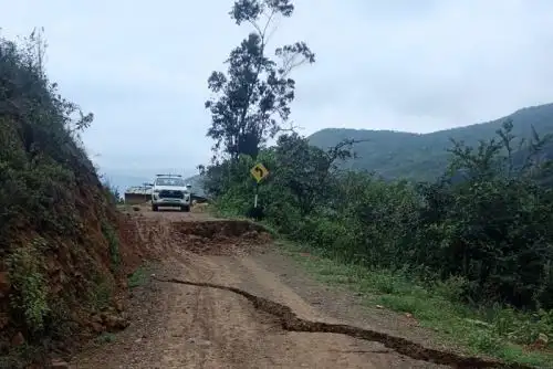 La situación ha generado gran preocupación entre los pobladores, ya que dificulta el acceso a servicios básicos, atención médica, transporte de alimentos y actividades comerciales.