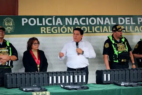 Vicente Tiburcio, ministro del Interior, entregó más de mil pistolas a la dependencia policial de la Región del Calla, luego de que agentes de la zona frustraran un asalto al Banco de la Nación en el centro comercial Minka. Foto: ANDINA/Difusión