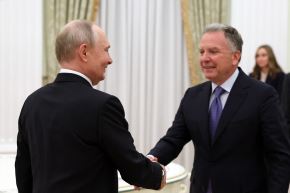  El presidente Vladimir Putin y el enviado especial de EEUU, Steve Witkoff, se estrechan la mano durante una reunión en el Kremlin. Foto: Sputnik/AFP.
