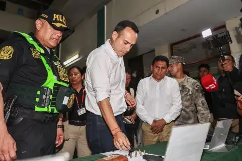 Presidente José Jerí supervisa incautación de armas, explosivos y droga en la Comisaría PNP Lince