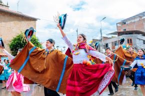 En la celebración de los carnavales en Perú las calles se colman de numeroso público que, mediante comparsas, danzas, música, canciones, agua, talco y serpentinas expresa con exultación sus tradiciones e identidad regional.     