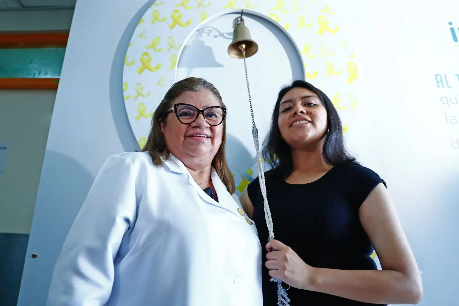 La directora general del Instituto Nacional de Salud del Niño - San Borja, Dra. Zulema Tomas Gonzales, participó en la ceremonia de la Campana de la Victoria para darle de alta a Fabiana Naomi, la joven de 18 años que logró vencer una leucemia aguda tras 3 años y 2 meses de tratamiento en el hospital. Foto: ANDINA/Daniel Bracamonte