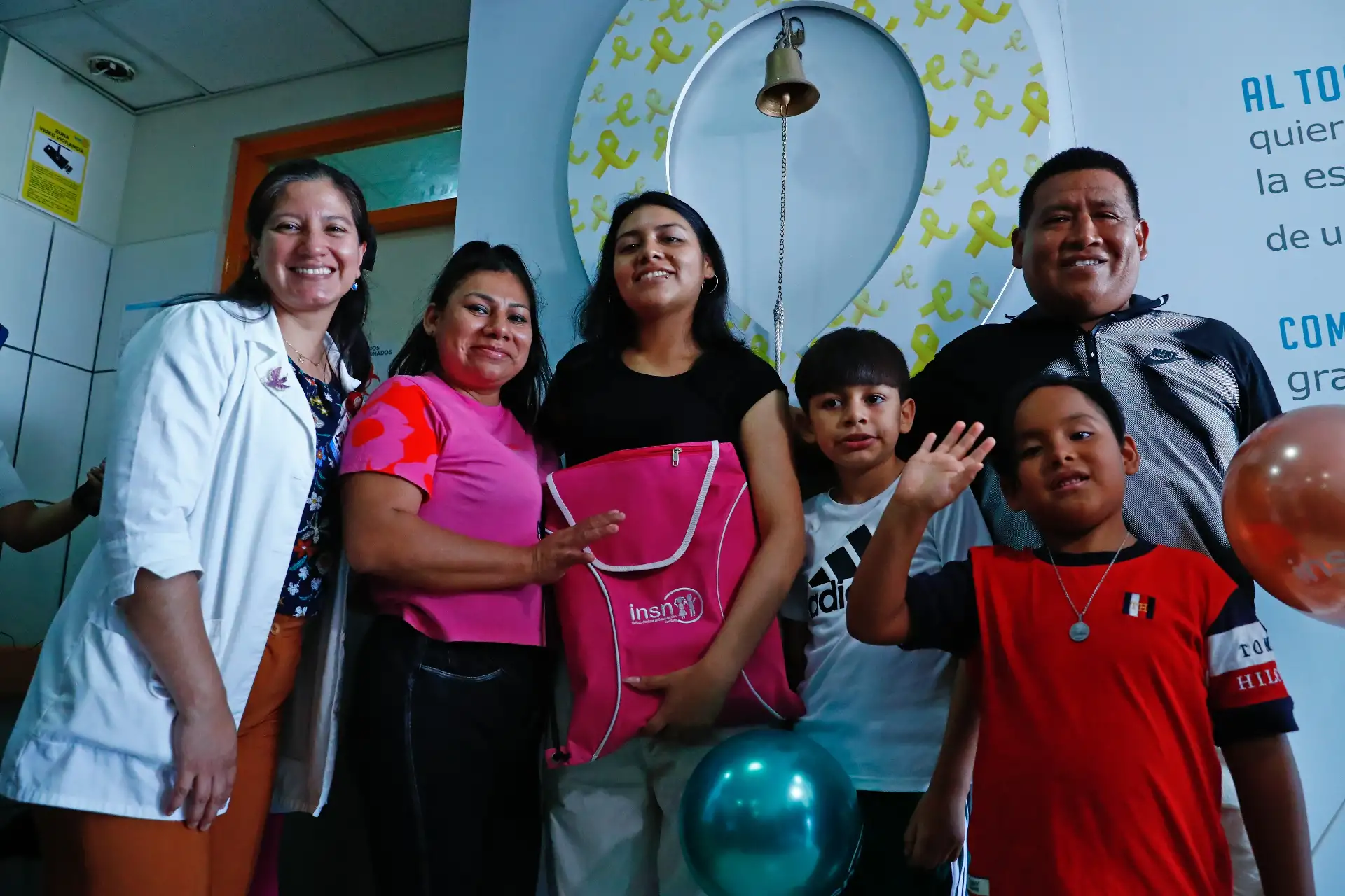 Fabiana Naomi es una joven de 18 años que logró vencer una leucemia aguda tras 3 años y 2 meses de tratamiento en el Instituto Nacional de Salud del Niño - San Borja, y en un acto simbólico, hoy viernes 23 de enero de 2026 fue dada de alta tocando la primera Campana de la Victoria del presente año, acompañada de su familia y del personal médico del hospital. Foto: ANDINA/Daniel Bracamonte