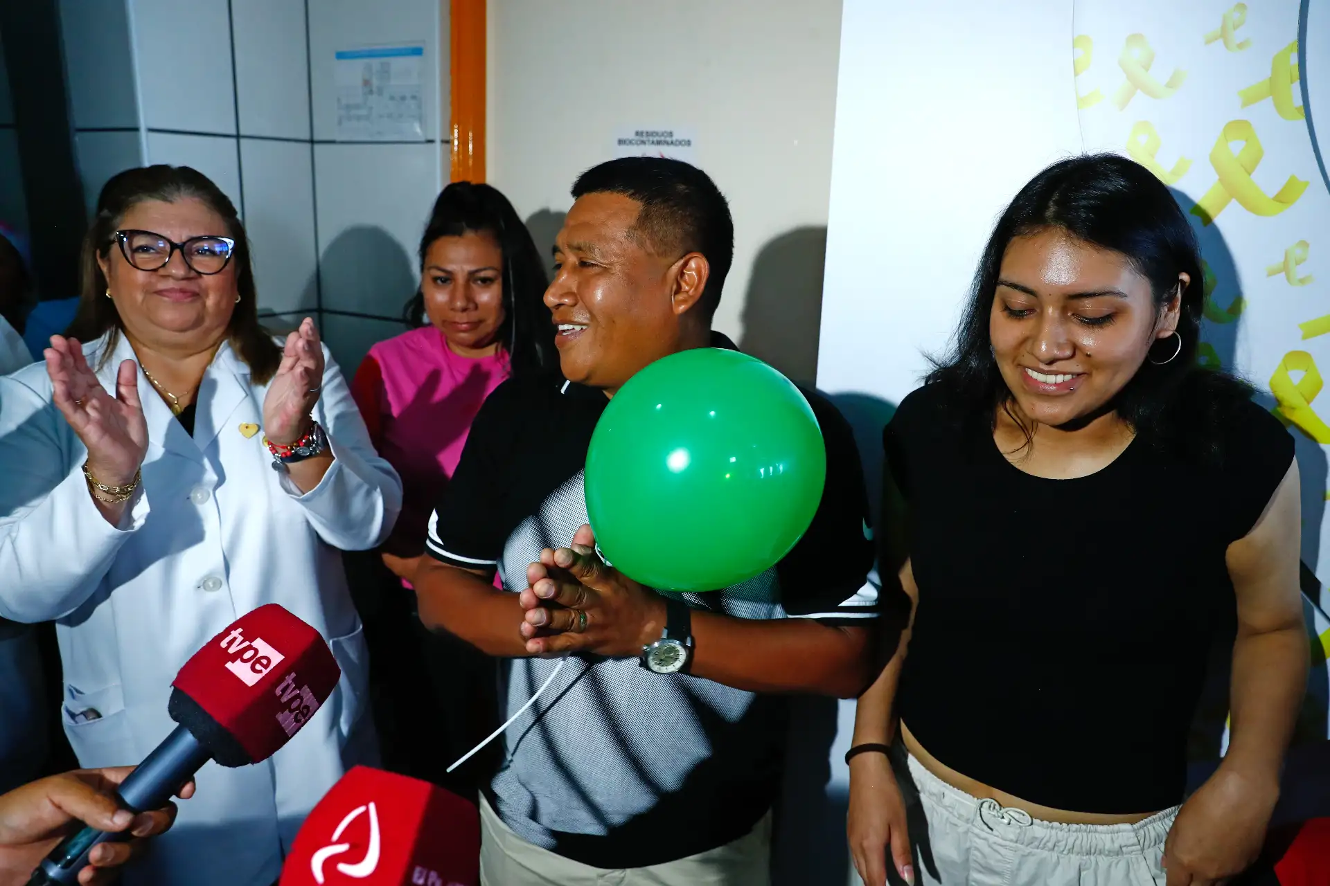 La directora general del Instituto Nacional de Salud del Niño - San Borja, Dra. Zulema Tomas Gonzales, participó en la ceremonia de la Campana de la Victoria para darle de alta a Fabiana Naomi, la joven de 18 años que logró vencer una leucemia aguda tras 3 años y 2 meses de tratamiento en el hospital. Foto: ANDINA/Daniel Bracamonte