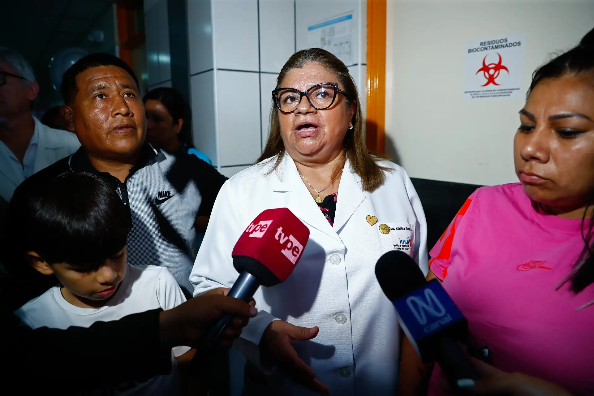 La directora general del Instituto Nacional de Salud del Niño - San Borja, Dra. Zulema Tomas Gonzales, participó en la ceremonia de la Campana de la Victoria para darle de alta a Fabiana Naomi, la joven de 18 años que logró vencer una leucemia aguda tras 3 años y 2 meses de tratamiento en el hospital. Foto: ANDINA/Daniel Bracamonte