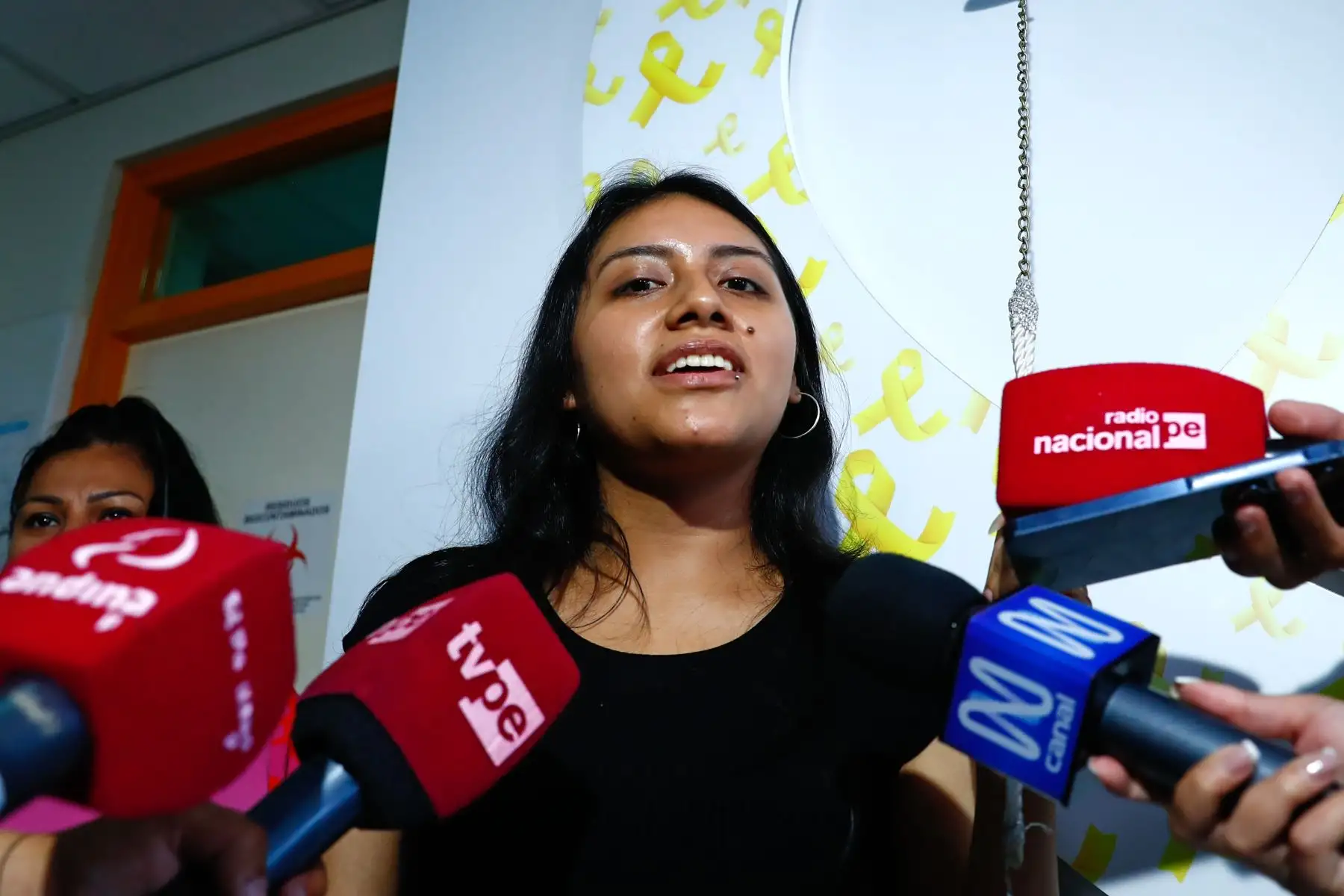 Fabiana Naomi es una joven de 18 años que logró vencer una leucemia aguda tras 3 años y 2 meses de tratamiento en el Instituto Nacional de Salud del Niño - San Borja, y en un acto simbólico, hoy viernes 23 de enero de 2026 fue dada de alta tocando la primera Campana de la Victoria del presente año, acompañada de su familia y del personal médico del hospital. Foto: ANDINA/Daniel Bracamonte