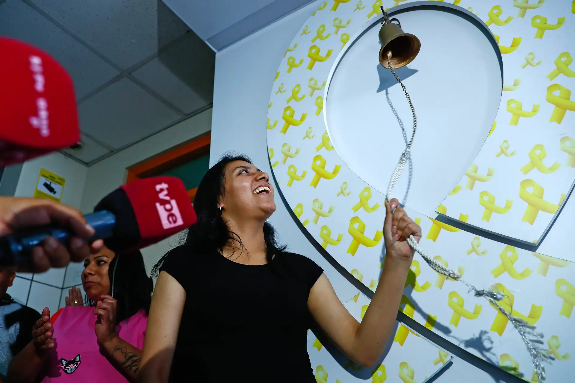 Fabiana Naomi es una joven de 18 años que logró vencer una leucemia aguda tras 3 años y 2 meses de tratamiento en el Instituto Nacional de Salud del Niño - San Borja, y en un acto simbólico, hoy viernes 23 de enero de 2026 fue dada de alta tocando la primera Campana de la Victoria del presente año, acompañada de su familia y del personal médico del hospital. Foto: ANDINA/Daniel Bracamonte